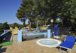 Cozy detached bungalow with veranda 10 km. from the sea