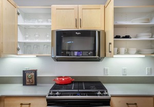 Crisp Hollywood 1BR, Gym + Pool near Chinese Theater, by Blueground