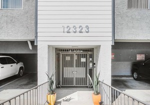 Generous Brentwood 2BR, walk to Shops & Bars, by Blueground