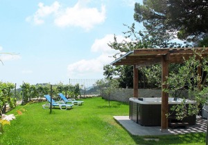 Lovely apartment for 4 people with WIFI, pool, hot tub, TV, patio and parking