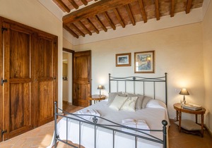 Picturesque Holiday Home in Cortona with Swimming Pool