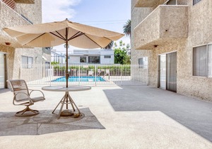 Sleek Fairfax 1BR w/Pool, near WF + TJ, Melrose shopping, by Blueground