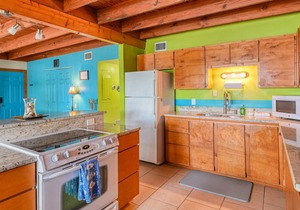 Upstairs Apartment One Block from Beautiful St. Augustine Beach, Walk to restaurants, Fire Pit