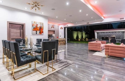 West Toluca Lake Villa | ৎ୭Kling Manor Luxৎ୭ pool, Hot tub, and more.