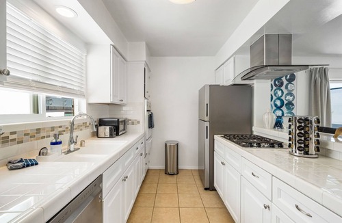 The Strand Apartment | 1-Bedroom in Downtown Manhattan Beach Steps to The Sand With Parking
