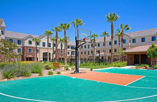 Palmdale Apartment | 1-Bedroom Queen Suite w/Full Kitchen, Palmdale