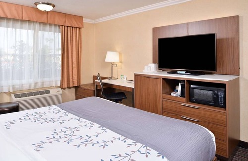 Inglewood Hotel | 1 King Bed | Near LAX & SoFi Stadium | Gateway to LA Attractions