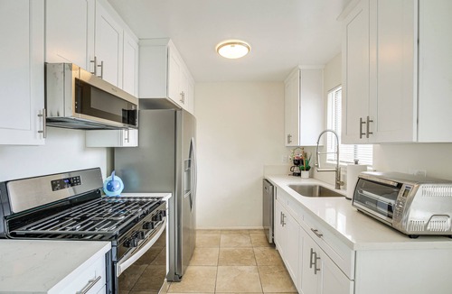 Harbor Apartment | 1 Mi to Ocean! Executive-Style Oasis in Long Beach