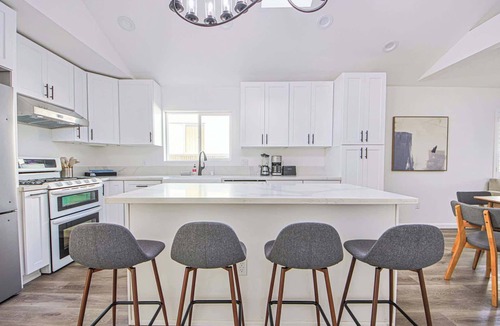 Clarkdale House | 10 mins to Venice Beach Charming 3B Home