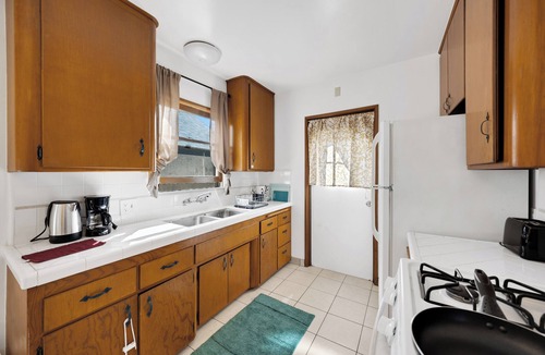 Alhambra Villa | 1417A Cozy 1B1b Downtown Retreat Balcony + Free Parking A
