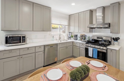 Harbor Gateway South House | 15 mins to LAX, Beach, Sofi