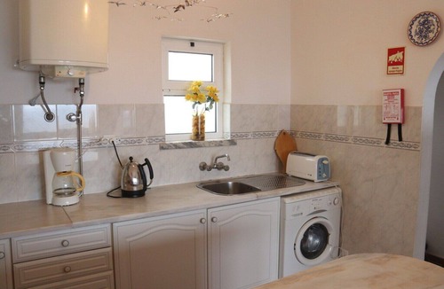 Salema Apartment | 2 Bedroom Apartment with Communal Pool and Sea Views 500 meters from beach