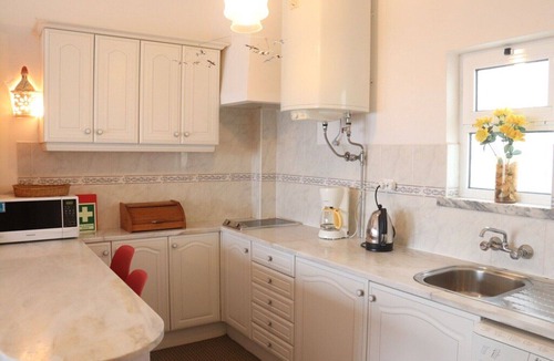 Salema Apartment | 2 Bedroom Apartment with Communal Pool and Sea Views 500 meters from beach
