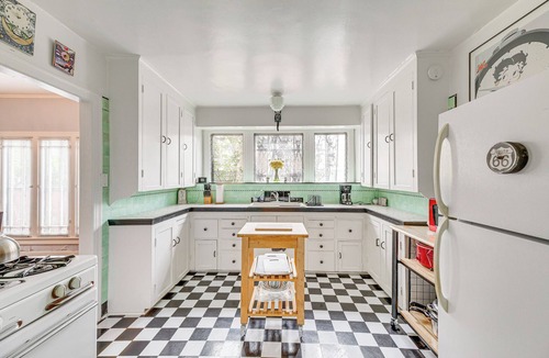 Melrose House | 2 Blocks to Melrose Ave! Home w/Furnished Patio