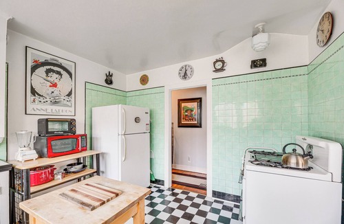 Melrose House | 2 Blocks to Melrose Ave! Home w/Furnished Patio