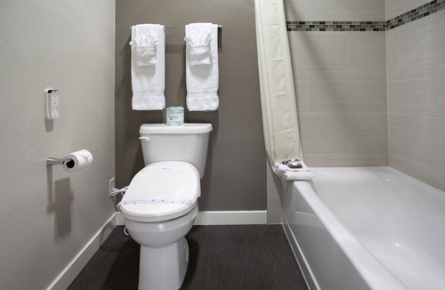 Torrance Hotel | 2 Comfortable Double Room Near Los Angeles Beaches, Shopping & Airport Access