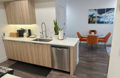 Wilshire Montana Apartment | 2 KING BED SUITE WALK to BEACH,PIER, PROMENADE