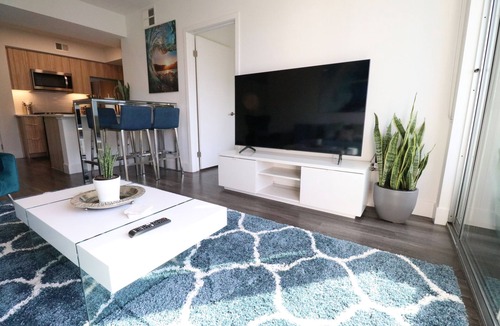 Wilshire Montana Apartment | 2 KING BEDS Walk to PIER, BEACH & 3rd St PROMENADE