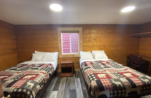South Fork Cabin | 2 Queen Beds + pullout bed non smoking sleeps 5