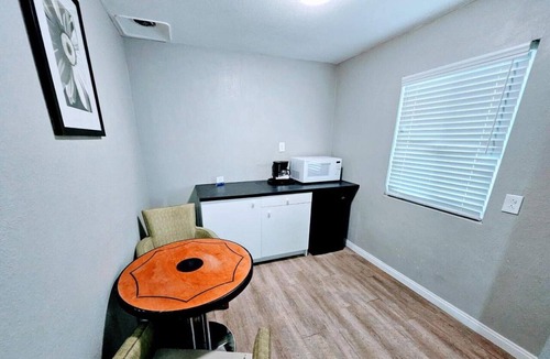 Ridgecrest Apartment | 2 Queen Beds with Kitchenette|Nsmk