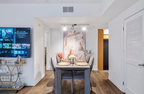 Wilshire Montana Apartment | 2 Santa Monica Beach Walking