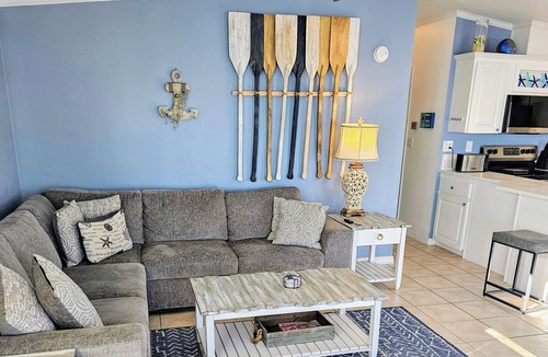 Cudjoe Key Cottage | 2BR,2BA w KING Master,35' SeaWall-SS and Quartz Kitchen,Bikes, Kayaks and VIEWS