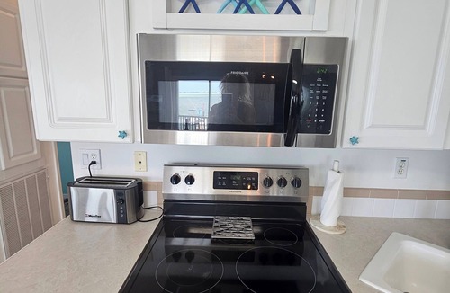 Cudjoe Key Cottage | 2BR,2BA w KING Master,35' SeaWall-SS and Quartz Kitchen,Bikes, Kayaks and VIEWS