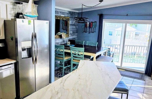 Cudjoe Key Cottage | 2BR,2BA w KING Master,35' SeaWall-SS and Quartz Kitchen,Bikes, Kayaks and VIEWS