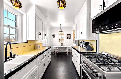 Los Angeles House | 3 bed 3 full bath 5 min to SOFI: BBQ, Backyard Dining, Free Easy Parking
