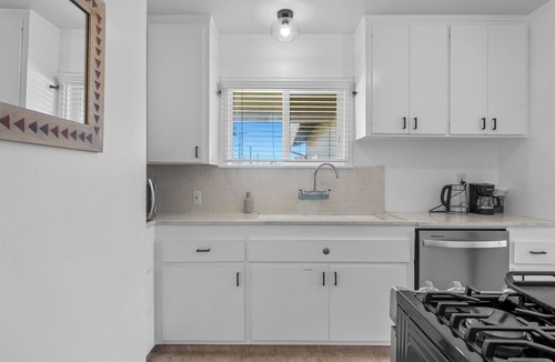 El Camino Village House | 3 Bedroom 1 Bath Mural Oasis in El Camino Village- Lawndale CA