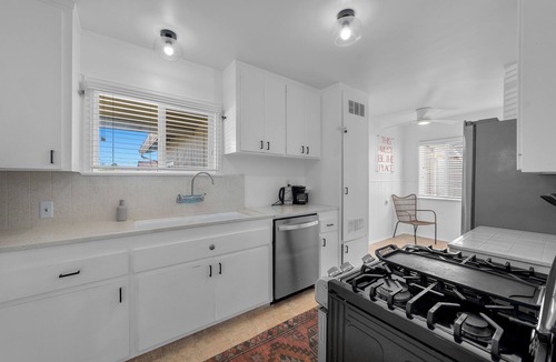 El Camino Village House | 3 Bedroom 1 Bath Mural Oasis in El Camino Village- Lawndale CA
