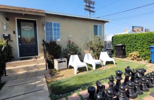 Pico - Robertson House | 3 bedroom 2 bath home with Jacuzzi near Beverly Hills, wi-fi, Jacuzzi, Roku, BBQ, giant games family fun