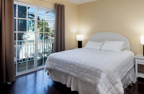 Layton House | 3 BEDROOM 3 BATHROOM ISLAND TOWN HOME (ENTIRE HOME)