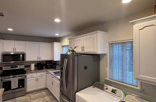 Inglewood House | 3-bedroom building in tranquil Inglewood with AC comfort
