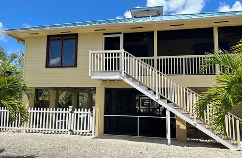 Doctor's Arm House | 3-bedroom waterfront. Cable-WiFi, AC, Hot tub, Dock. Book for Winter 2026-27 !