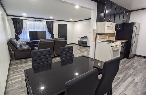 Downey House | 3 bedroom with 4 beds, 2 bathroom. Central to Los Angeles Metro Area, 7121