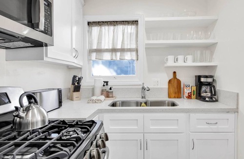 Pico-Union Apartment | 3 mi Downtown LA or Stadium. Parking + W/D
