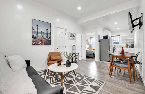 Pico-Union Apartment | 3 mi Downtown LA or Stadium. Parking + W/D