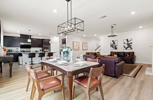 Ontario Villa | 3000ft Airport ConferenceCenter/3 TVS/5BR/3BA