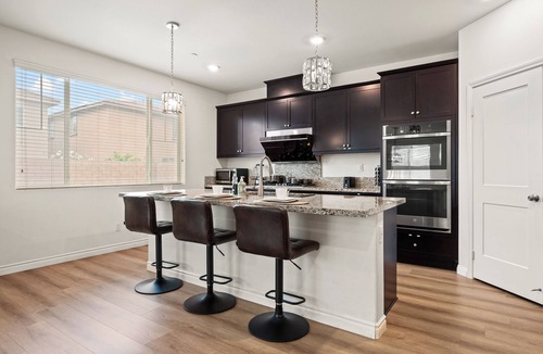 Ontario Villa | 3000ft Airport ConferenceCenter/3 TVS/5BR/3BA