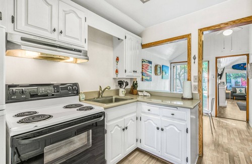 Avalon House | 322S: Charming, Cozy Beach Cottage, Front Porch, 2 Blocks to Beach, WIFI - 322 S