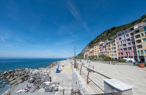 Deiva Marina Apartment | 345 - Casa Desy, MONOLOCALE FRONTE MARE, ristrutturato - BOX AUTO PRIVATO, 1 minuto a piedi da spiaggia e mare