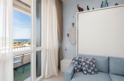 Deiva Marina Apartment | 345 - Casa Desy, MONOLOCALE FRONTE MARE, ristrutturato - BOX AUTO PRIVATO, 1 minuto a piedi da spiaggia e mare