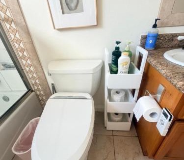 Monterey Park Villa | 4 Bed 3 Bath Bungalow in Chinese District, Los Angeles - Convenient Transportation - Disney - Universal Studios - Walk of Fame - Beverly Hills - Koreatown - Food and Entertainment Hub