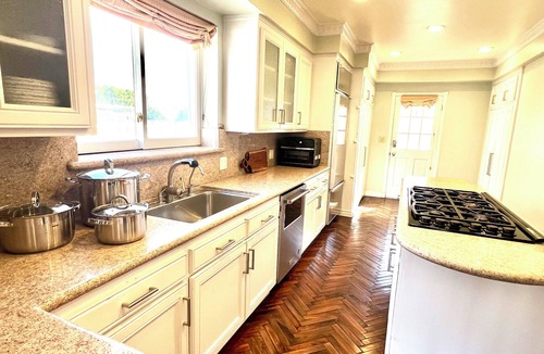 Pico - Robertson House | 4 bedroom + 5 bath home in marvelous Beverlywood w Pool & Hot Tub. Near Rodeo Dr