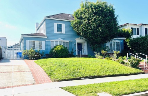 Pico - Robertson House | 4 bedroom + 5 bath home in marvelous Beverlywood w Pool & Hot Tub. Near Rodeo Dr