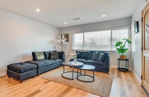 Los Angeles House | 4 Mi to SoFi Stadium: Modern Home w/Fenced Yard