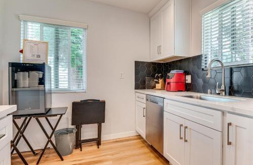 Los Angeles House | 4 Mi to SoFi Stadium: Modern Home w/Fenced Yard