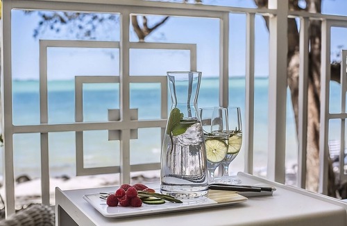 Rock Harbor Hotel | 4 Waterfront Suites w/2 Queen Beds | Pool & Beach