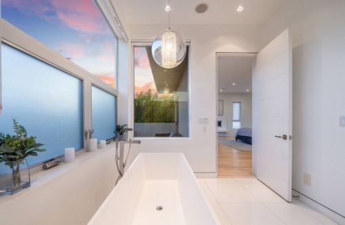 Beverly Grove Villa | 5 Bedroom Villa #D Located in the exciting Grove area of Los Angeles